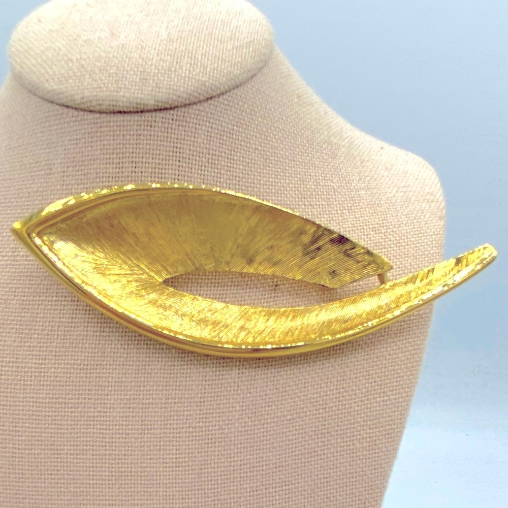 Vintage Trifari Textured Gold Tone Brooch/Pin Minimalist Design